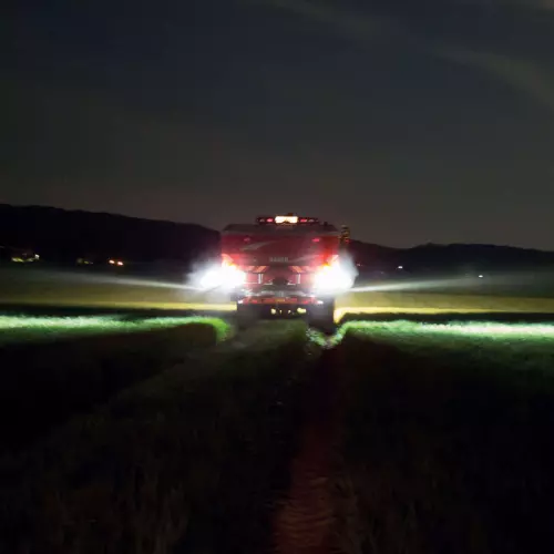 Reflektory SpreadLight oświetlają pas rozsiewu nawozu, umożliwiając pracę w nocy, w takich samych warunkach jak w dzień.
