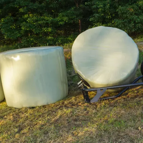 Il ribaltatore gira la balla durante lo scarico.