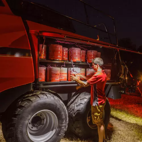 Schowki na sznurki wychylają się całkowicie, co ułatwia dostęp do nich.