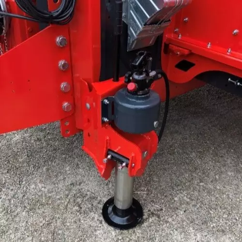 Hydrauliczny stojak z pompą ręczną ułatwia odłączanie maszyny.