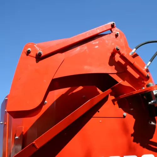 Obrotowy zsyp umożliwia wydmuchiwanie słomy z prawej i lewej strony maszyny.