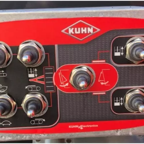 Regulacja prędkości taśmy jest dostępna za pośrednictwem elektrycznego układu sterowania maszyny.