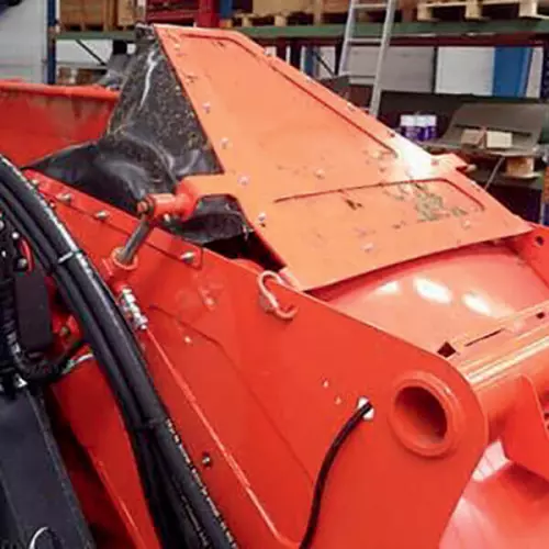 Hydraulicznie sterowana końcówka przenośnika prowadząca strumień paszy