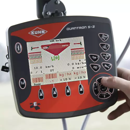 Sterownik QUANTRON S-2 oferuje możliwość elektronicznego ustawiania dawki wysiewu