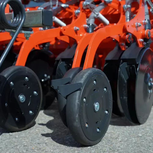 Skrobaki kół dogniatających i jednotalerzowych sekcji wysiewających