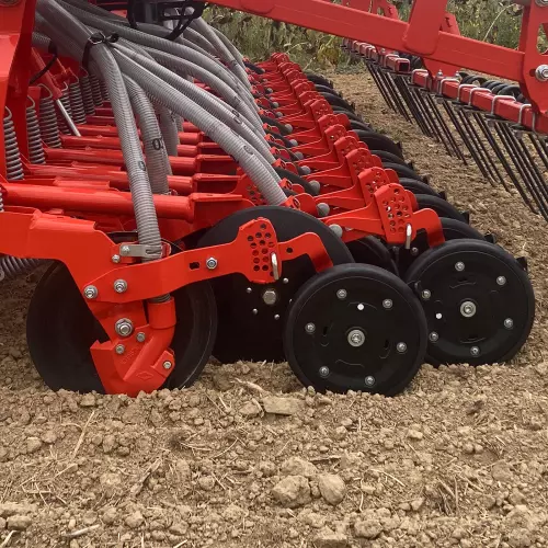 Koła dogniatające kontrolujące głębokość siewu są dostępne jako opcja