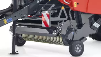 Un large pick-up avec grand rouleau tasse-andain robuste et peignes régulateurs.