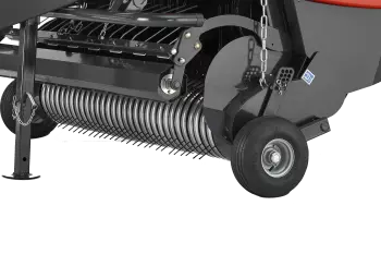 Szeroki podbieracz krzywkowy o szerokości 230 cm ze standardowym walcem do materiału.