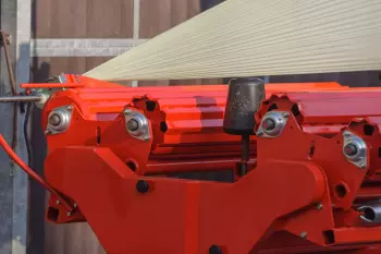 Owijarki ze stołem obrotowym przystosowanym do bel prostopadłościennych wyposażone są w dwie pary stalowych rolek o żebrowanym profilu.