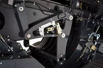 System komory wstępnego prasowania zapewnia stałe napełnienie materiałem i, w rezultacie, ciężkie bele o równych krawędziach.