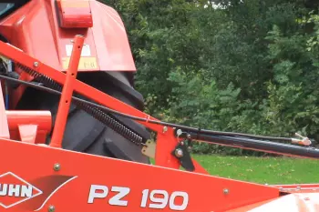 Sprężyny kompensacyjne przenoszą ciężar z kosiarki na ciągnik.