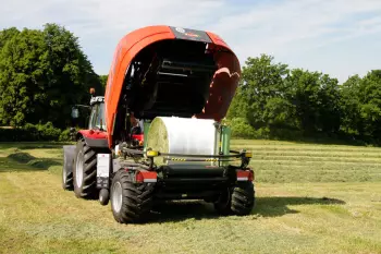 Prasoowijarka i-BIO+ z doskonałą, mocną, okrągłą belą w komorze prasowania
