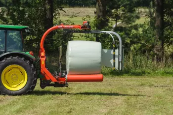 Trzypunktowa konstrukcja zawieszenia przenosi ciężar owijarki bliżej ciągnika.
