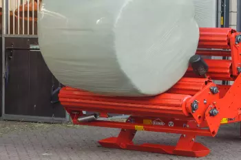 Nisko zamontowany stół zapewnia łagodny wyładunek beli