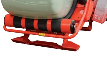 Nisko położony stół zapewnia łagodny wyładunek beli.