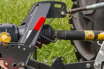 Sztywna głowica z ruchomymi dolnymi sworzniami zaczepu pozwala dostosowywać się maszynie do konturów terenu.