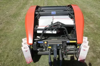 Bela owijana dwiema szpulami standardowej folii rozciągliwej o szerokości 740 mm