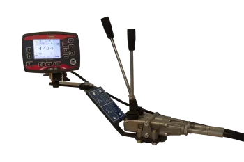 Zintegrowany joystick automatycznie steruje wyładunkiem beli, między innymi funkcjami bezpośrednimi.