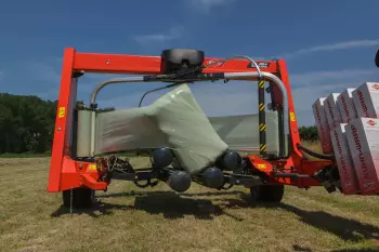 Każde z centralnie napędzanych ramion obrotowych trzyma napinacz folii z rolką folii o szerokości 750 mm.