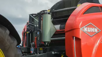 Dwie regularne rolki folii stretch 750mm wiążące belę.