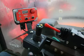 Duży komfort jazdy, dzięki elektrycznej obsłudze kosiarki wysięgnikowej do trawy i żywopłotów AGRI-LONGER GII z mechanicznym zabezpieczeniem ramienia.