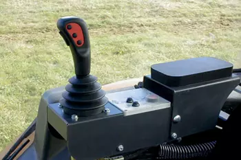 2 typy głowic bijakowych w kosiarkach wysięgnikowych AGRI-LONGER GII z zabezpieczeniem najazdowym na przegubie ramienia.