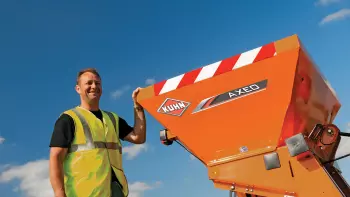 Dzięki dużej pojemności zbiornika rozsiewacza do soli i piasku AXEO nie musimy planować wielu załadunków.