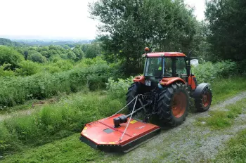 Regulowana wysokość cięcia pozwala na dostosowanie rozdrabniacza rotacyjnego do każdej ilości resztek roślinnych.
