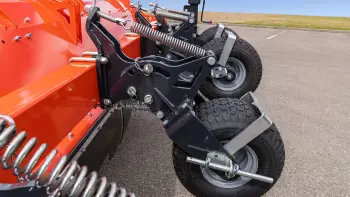 Zagęszczaj redliny za pomocą opcjonalnych kół dogniatających rozdrabniacza BFP 320