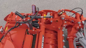 Hydrauliczna regulacja głębokości pracy brony wirnikowej i włóki wyrównującej