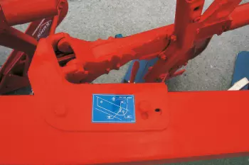 Skokowa zmiana szerokości roboczej korpusów 35, 40 i 45 cm w pługu CHALLENGER