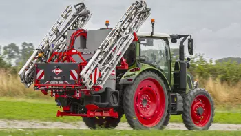 Zdjęcie opryskiwacza zawieszanego DELTIS 2 na drodze