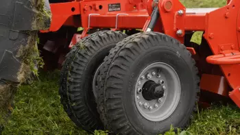 Doskonała stabilność i gwarantowane tempo pracy dzięki kołom podporowym spulchniacza rotacyjnego KUHN EL 162-300 BIOMULCH