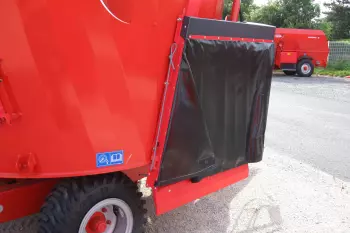 Okna wysypowe w wozach paszowych KUHN EUROMIX I: ekspresowe zadawanie paszy!