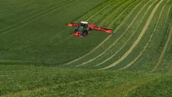 Kosiarka ze zgniataczem pokosu FC 13460 jest kompatybilna z technologią kontrolowanego ruchu po polu CTF (Controlled Traffic Farming), co pozwala usprawnić wykonywane zadania.