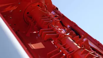 Zgniatacz pokosu z obrotowymi stalowymi palcami jest szczególnie przystosowany do pracy w trudnych warunkach.