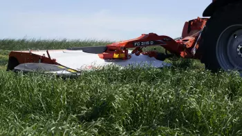 Zakres ruchu zabezpieczenia najazdowego NON-STOP chroni Twoją kosiarkę ze zgniataczem pokosu FC 3115 w przypadku uderzenia w przeszkodę.