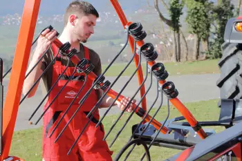 GA 4731: umieść ramiona zgrabiarki w ergonomicznych uchwytach