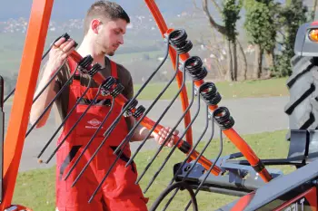 GA 4731 T: umieść ramiona zgrabiarki w ergonomicznych uchwytach