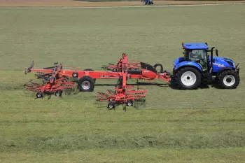 Szerokość wału pokosu jest regulowana w zakresie od 8,40 do 12,50 m.