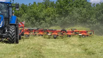 Dzięki systemowi GSC karuzele przetrząsacza GF 13003 T doskonale trzymają się podłoża.