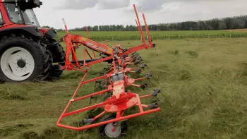 Dzięki swojej konstrukcji i niewielkiej masie, przetrząsacz KUHN GF 8700 jest przystosowany do pracy z mniejszymi ciągnikami.
