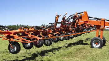 Dzięki systemowi HLC w przetrząsaczu GF 17003 T można bez problemu pokonywać rowy i wykonywać nawroty.