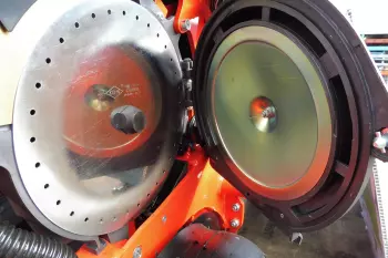 Doskonała renoma precyzji wysiewu modeli MAXIMA 3 i KOSMA jest wynikiem optymalnego doboru nasion