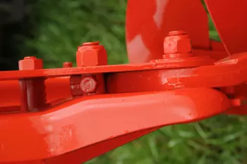 Śruba w zabezpieczeniu przeciwkamieniowym T zostaje zerwana po przekroczeniu nacisku 3000 kg na dłuto lemiesza.