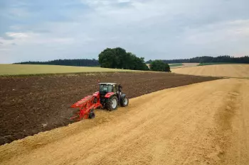 Duże prześwity w pługu MASTER 103 gwarantują wyjątkową skuteczność przykrycia resztek roślinnych glebą.