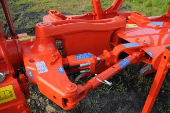 Przesunięcie hydrauliczne jest dostępne jako opcja bezstopniowej regulacji z poziomu kabiny operatora.