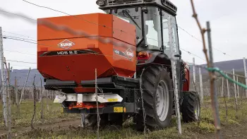 Łatwy przejazd między rzędami winorośli z rozsiewaczem nawozu MDS 8.2 dzięki jego wyjatkowej konstrukcji