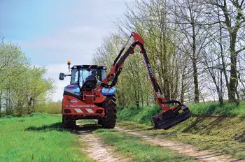 Kosiarka wysięgnikowa do trawy i żywopłotów KUHN MULTI-LONGER GII 5057 P: potęga ruchu prostego ramienia