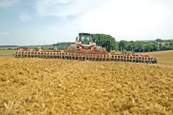 Innowacja STEADY CONTROL zapewnia idealnie równomierną głębokość usuwania zarostu.